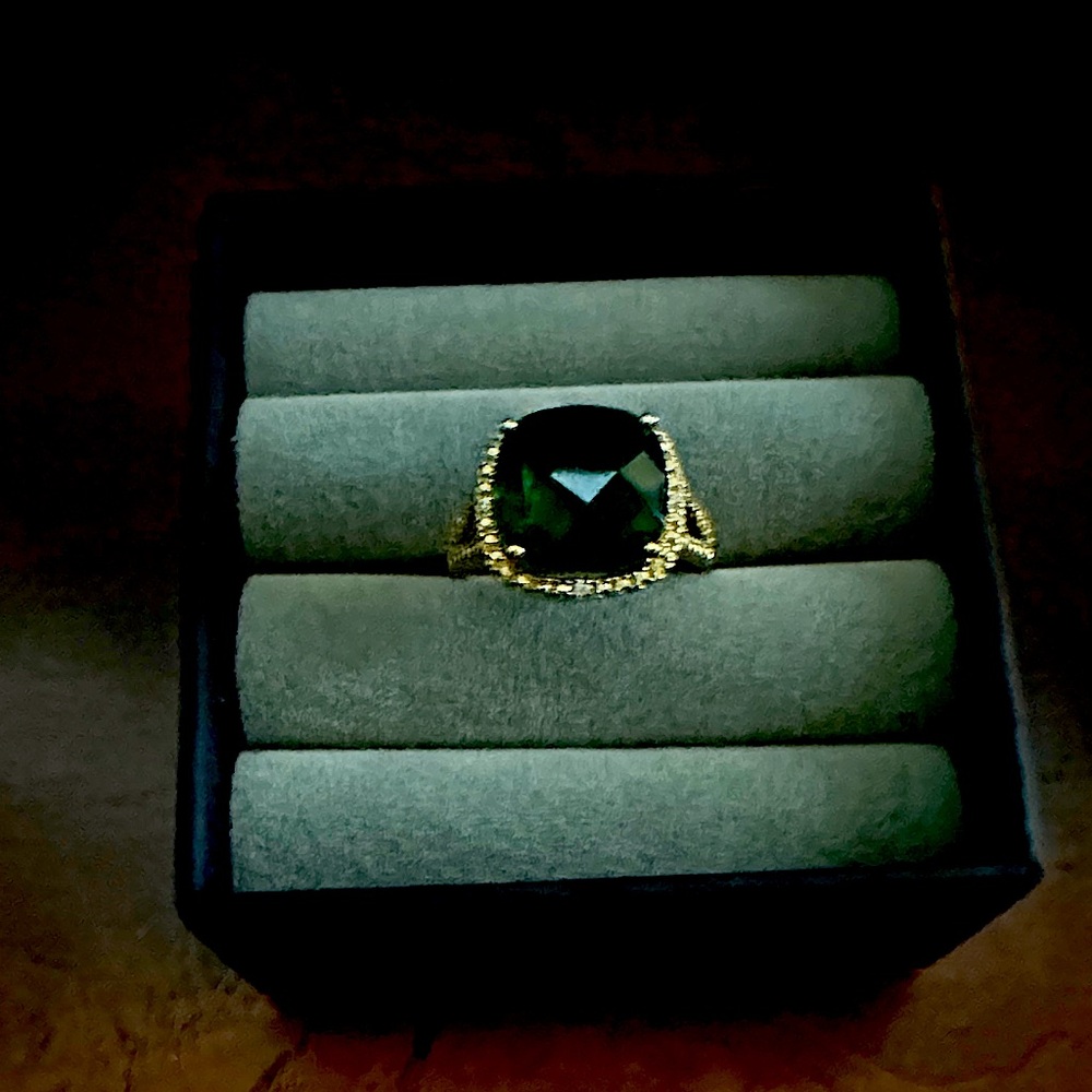Elegant Gold and Green Gemstone Ring